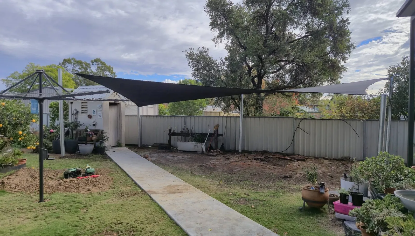 Charcoal shade sail shading a backyard walkway and clothesline area in Gunnedah - New England Shade Sails, Tamworth